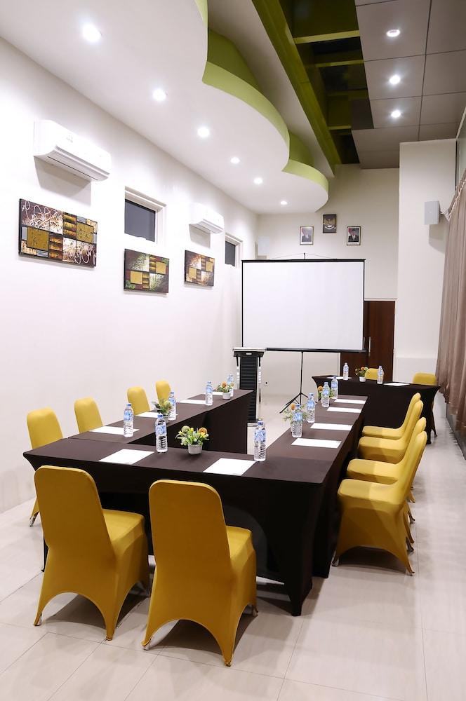 Biz Boulevard Hotel Manado Eksteriør billede