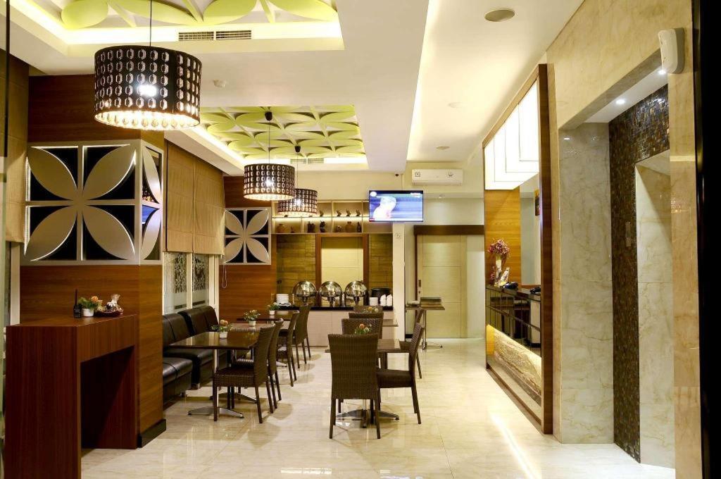 Biz Boulevard Hotel Manado Eksteriør billede