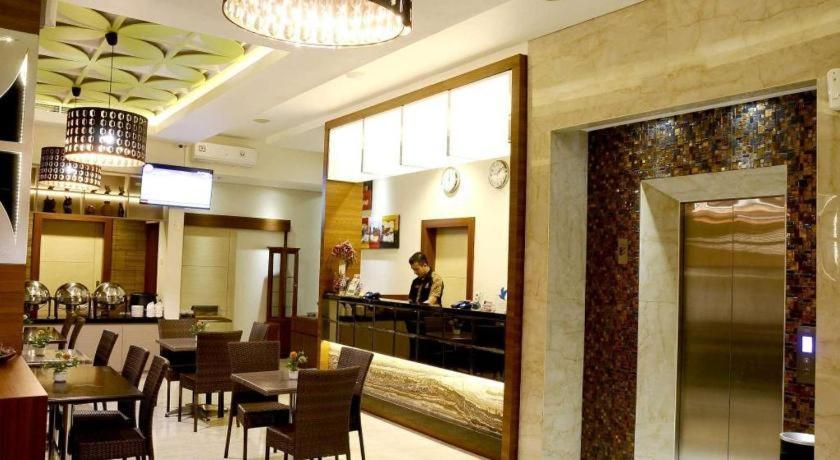 Biz Boulevard Hotel Manado Eksteriør billede