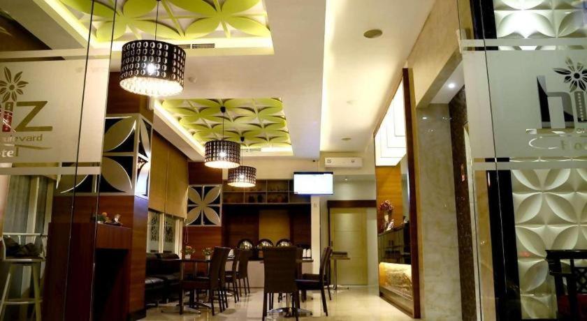 Biz Boulevard Hotel Manado Eksteriør billede