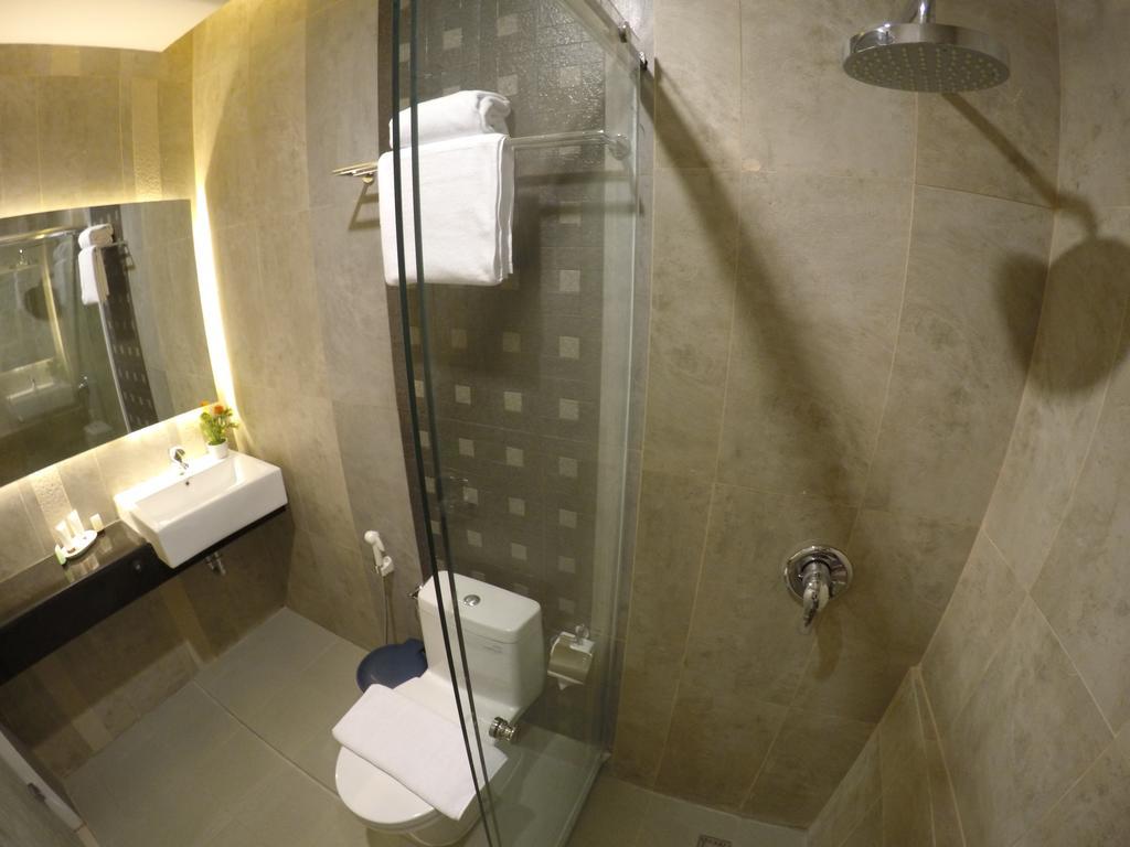 Biz Boulevard Hotel Manado Eksteriør billede